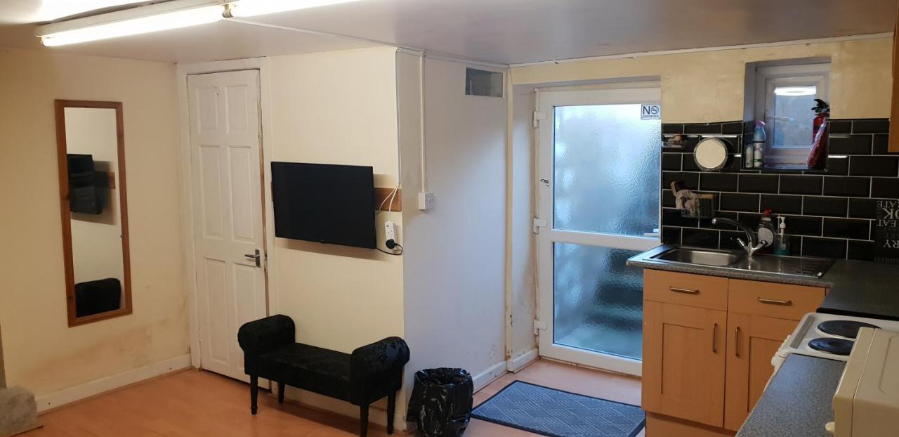 Private Basement Studio Flat With Modern Features Leilighet Huddersfield Eksteriør bilde