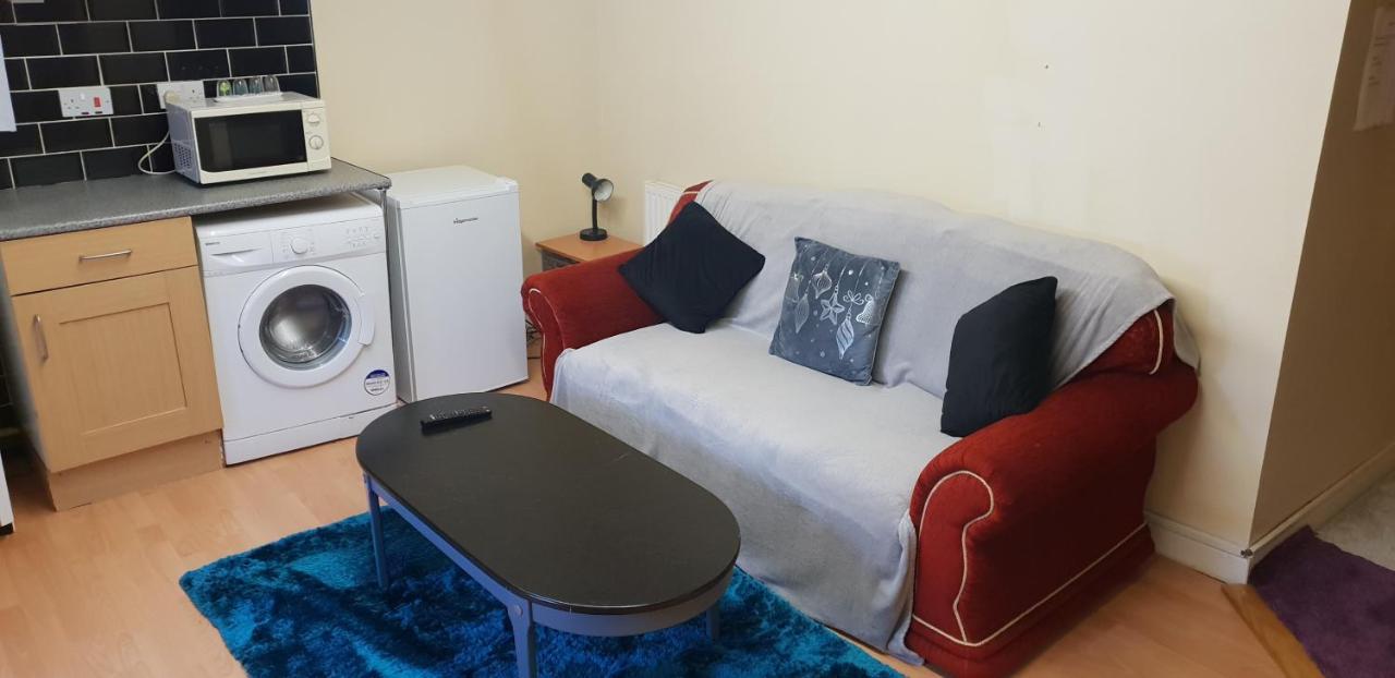 Private Basement Studio Flat With Modern Features Leilighet Huddersfield Eksteriør bilde