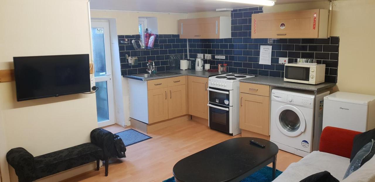 Private Basement Studio Flat With Modern Features Leilighet Huddersfield Eksteriør bilde